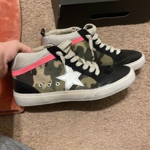 Mid top star/camo sneaker